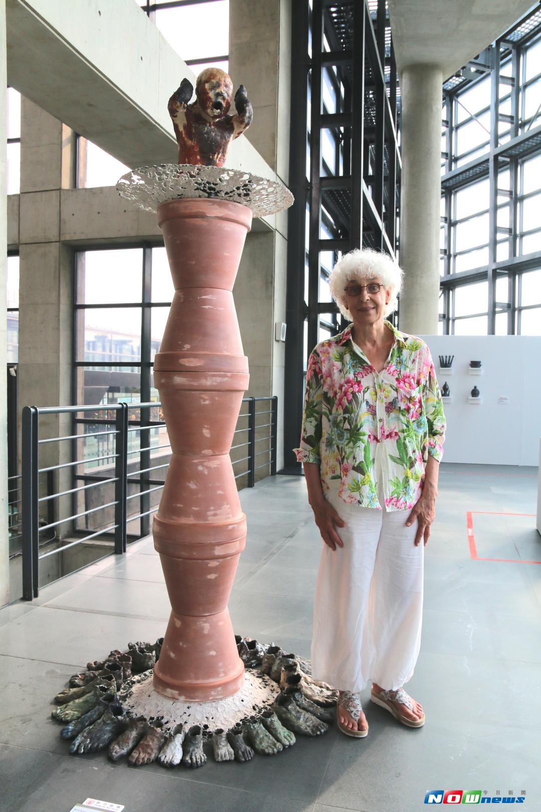 ▲奈‧巴尼爾有感於戰爭帶來的影響，特以類似印地安人的圖騰柱創作《獻給戰爭時期的兒童紀念碑》，希望透過作品呼籲世界和平。（圖／記者陳志仁攝，2017.09.04）