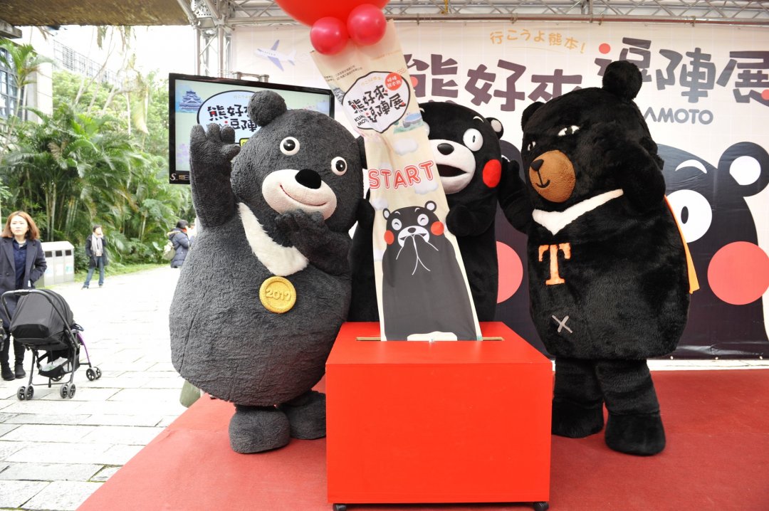 ▲熊本熊（中）先前曾來台進行感恩之旅，熊讚（左）也到場歡迎。（圖／台北市觀光傳播局）