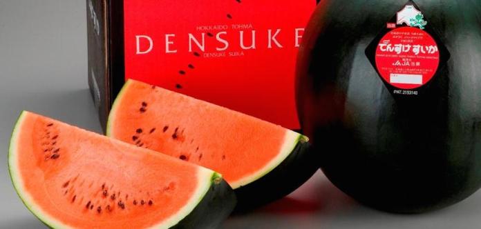 ▲Densuke黑皮西瓜產自於日本北海道，每個收穫期的產量僅僅幾十個，非常的低，因此價格也隨之高漲。（圖／翻攝自網路）