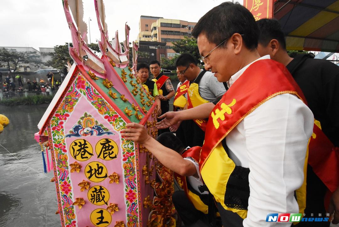 ▲鹿港地藏王廟舉辦為期三天的「放水燈－重現鹿港風華」，3日傍晚在福鹿河濱公園舉辦祭水靈儀式，藉以引導孤魂水靈上岸前來享用供品、接受超渡。（圖／記者陳雅芳攝，2017.9.3）