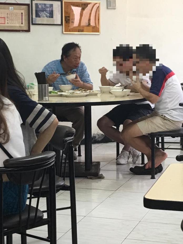 股票達人鄭瑞宗在麵店吃飯時巧遇郭董。（圖／翻攝自臉書）