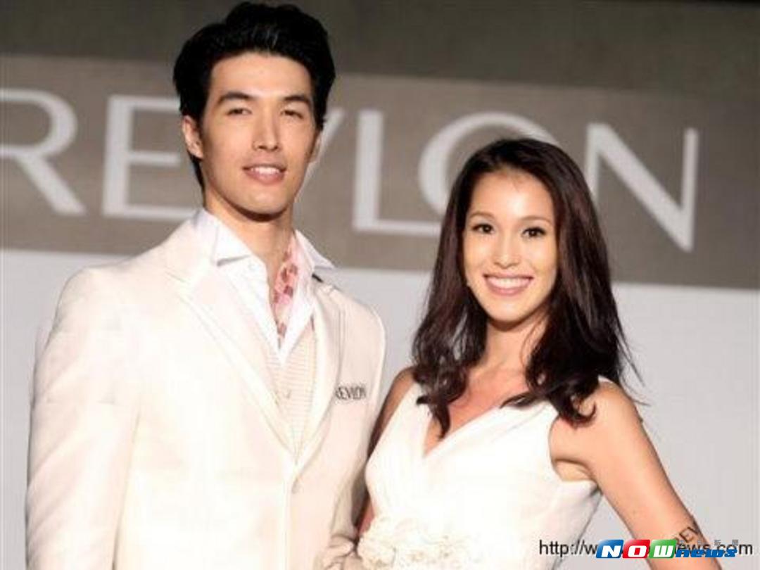 ▲錦榮（左）和Akemi同遊吳哥窟。（資料照）