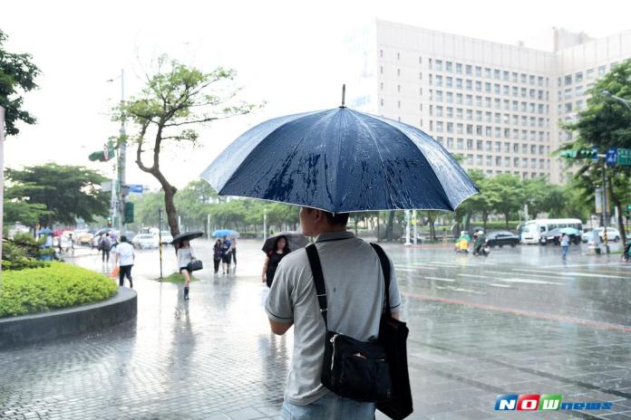 ▲根據中央氣象局資料顯示，第16號輕颱瑪娃的外圍環流，昨\\(3\\)日一整天為全台帶來雨勢，今天瑪娃已逐漸遠離台灣，不過外圍環流仍將持續影響，全台將會有豪雨、大雨雨勢，提醒民眾留意。（圖／NOWnews）