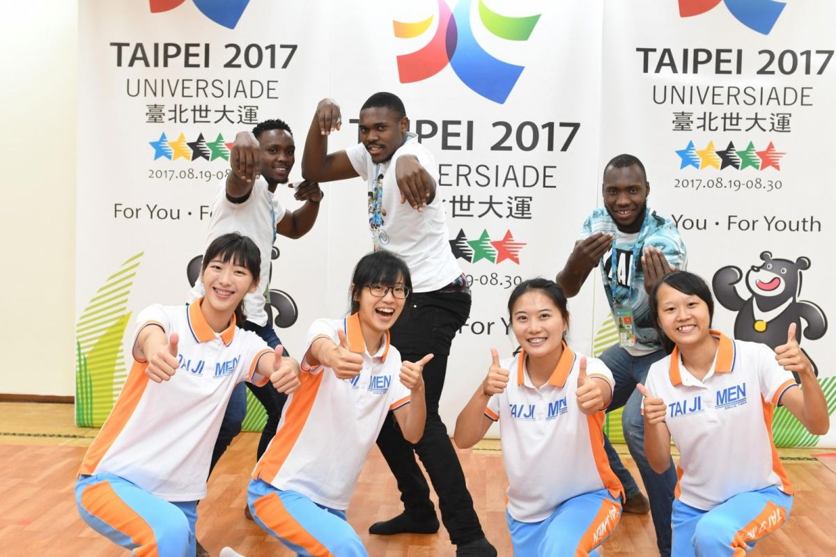 ▲莫三比克國家籃球代表隊與太極門弟子合照。（圖／太極門氣功養生學會提供）