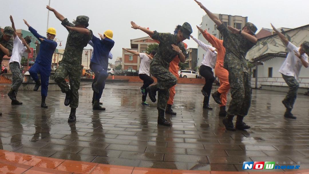 ▲陸軍第十軍團在鹿港老街辦理難得一見的「榮耀九三，疾風快閃」活動，吸引民眾拿起手機錄影、拍照，為這難得的畫面留下紀錄。（圖／記者陳雅芳攝，2017.9.2）