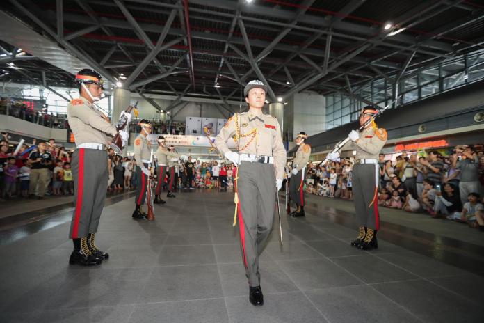 海軍陸戰隊2日於高鐵台南站大廳舉辦疾風快閃活動，陸戰儀隊整齊的步伐與精湛的動作，吸引全場民眾目光。（圖／軍聞社提供）