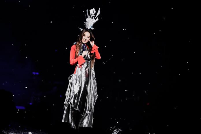 ▲田馥甄在高雄場演唱會上，身穿一襲銀紅色套中從20公尺的水滴吊台登場。（圖／華研提供 , 2017.09.02）