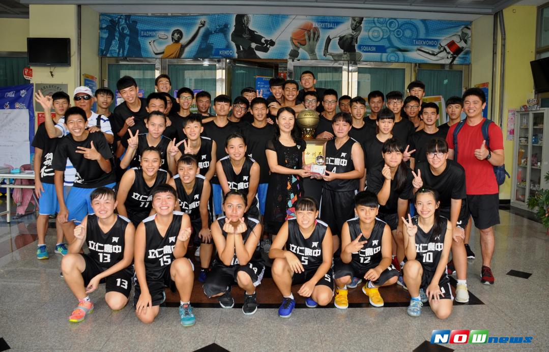 ▲立仁高中柳雅梅校長\\(中左\\)親自到中州科大球場為學生加油，激勵學生士氣拿下好成績。（圖／記者陳雅芳攝，2017.9.1）