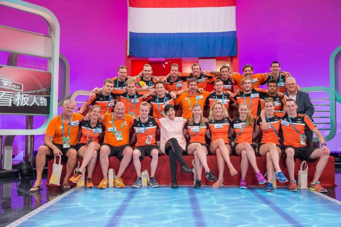 ▲方念華訪問荷蘭水球隊。（圖／TVBS提供，2017.09.01）