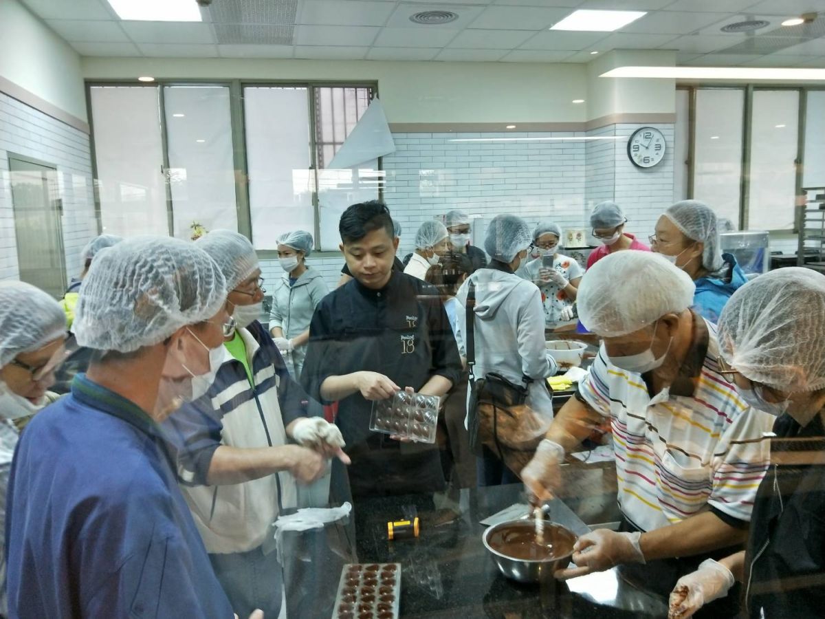 ▲Feeling18度C巧克力工房蔡佳峰受邀教授巧克力手作課程。（圖／水保局提供，2017.09.01）