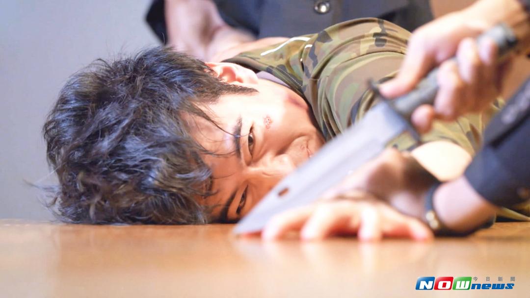 ▲雖然劇組已經把真刀子磨鈍，但沈建宏還是很擔心真刀尖刺到。（圖／三立提供，2017.09.01）