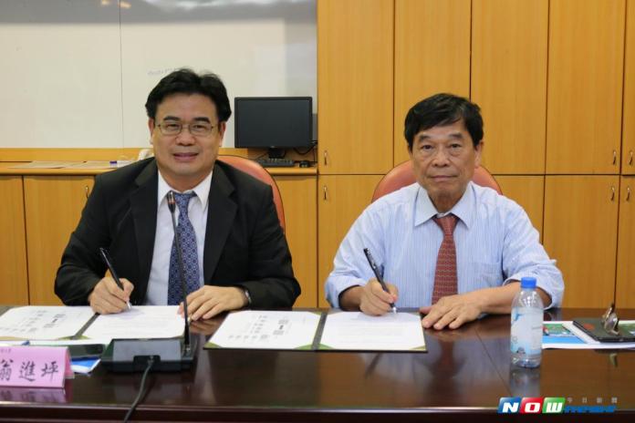 ▲翁進坪校長與Asia Envikraft公司黃耀南董事長共同舉行簽約。（圖／記者鄧至傑攝）