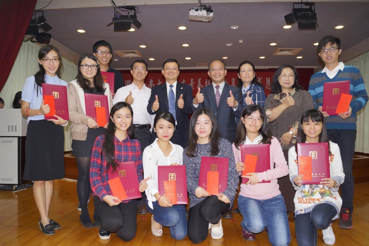 ▲台商邱慈意（後排左五）連續捐款，協助南大提升學生國語文能力。（圖／台南大學提供，2017.09.01）
