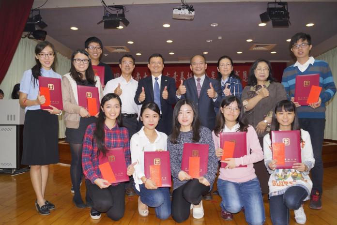 ▲台商邱慈意（後排左五）連續捐款，協助南大提升學生國語文能力。（圖／台南大學提供，2017.09.01）