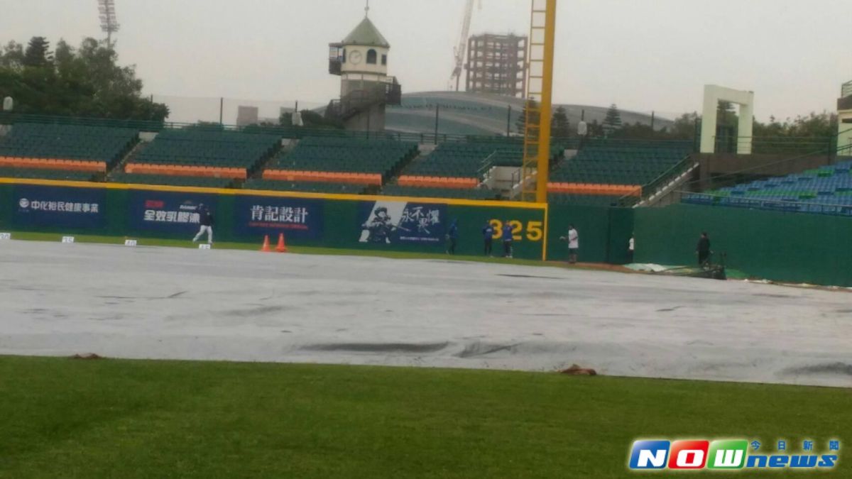 ▲比賽因雨延賽。（圖／黃建霖攝）