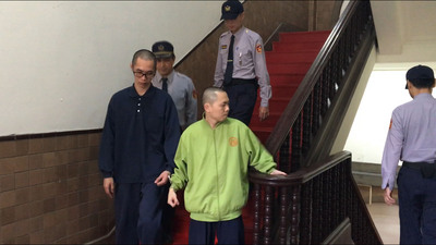男子李靖（深藍衣）被控教唆男子陳天心（綠衣）殺害小六男童，最高法院判處兩人無期徒刑確定。中央社資料照