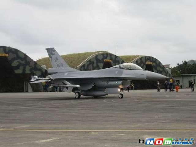 ▲空軍花蓮基地401聯隊F-16戰機滑出機堡，準備緊急起飛。（資料圖／記者呂炯昌攝影）