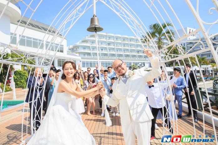 ▲趙小僑（左）於沖繩辦婚禮，本月將在台北宴客。（圖／經紀人提供，2017.4.3）