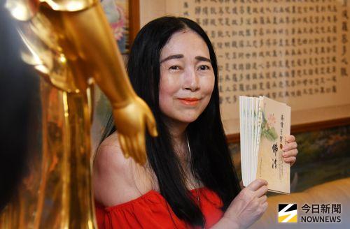 ▲許純美2017年時穿紅衣召開記者會，宣布不會再進演藝圈。（圖／資料照）