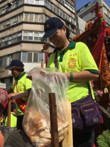 關渡宮發送鹹光餅。