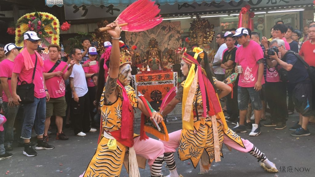 左邊畫臉者為武差爺。（圖／記者黃彥昇攝）