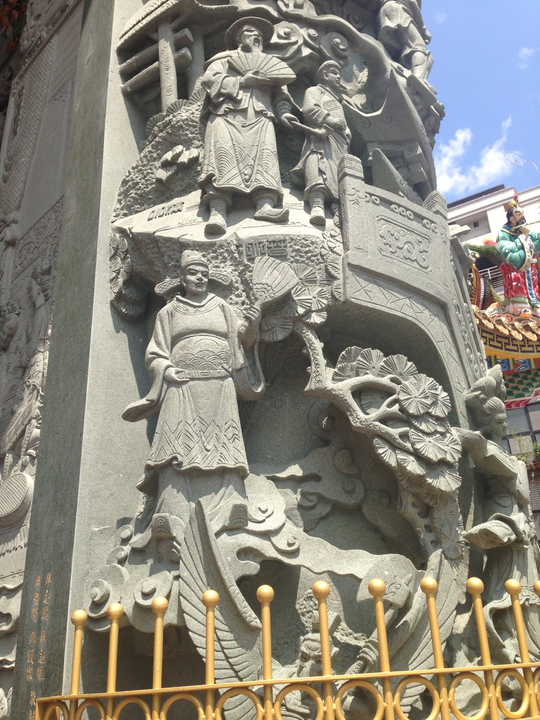 殿內殿外的龍柱均為一體成形的巨石雕刻而成，委請中國高級工藝石雕師王經民大師負責。（圖／連宜方攝）