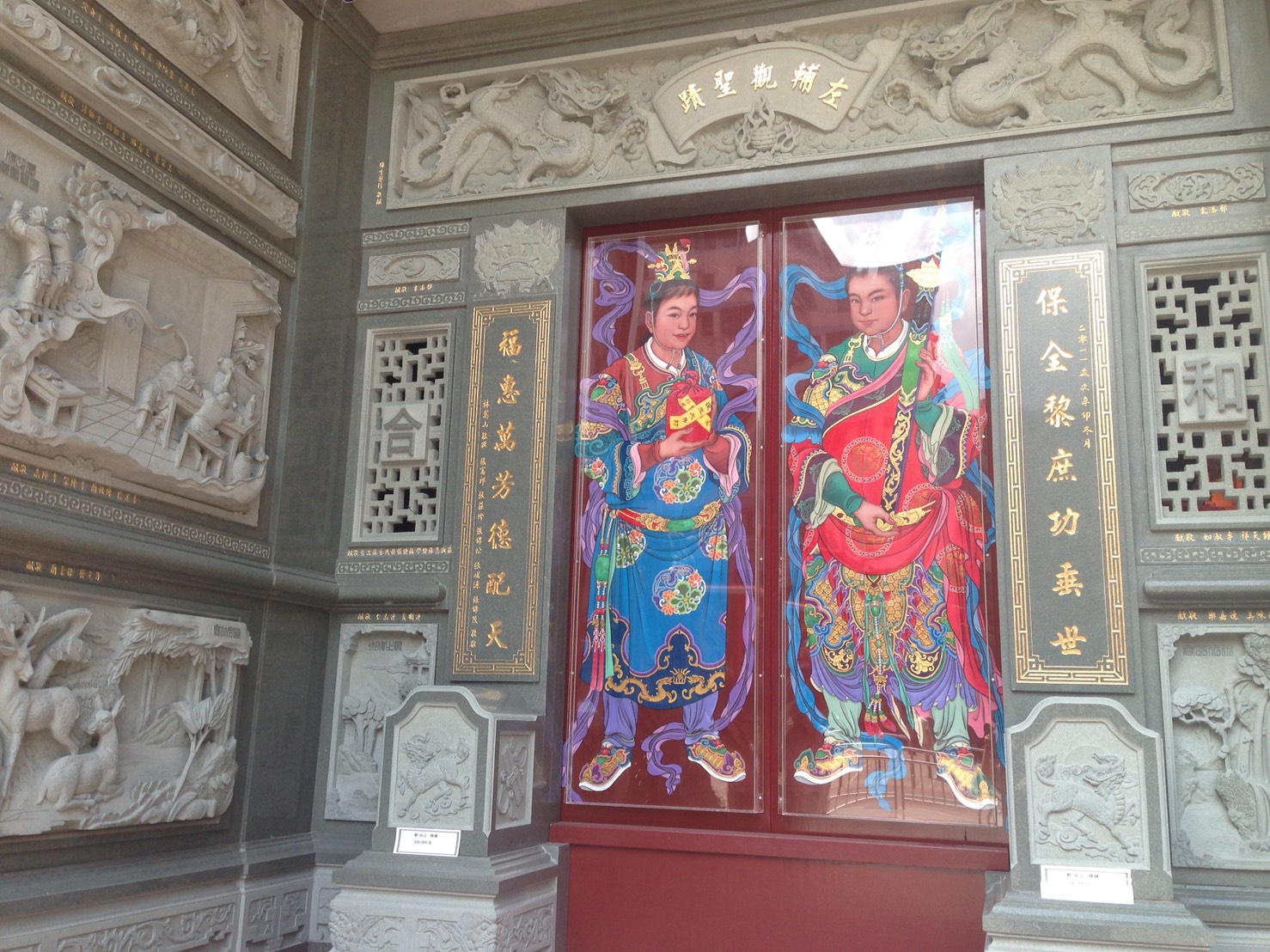 門神彩繪由潘春源家族第三代、薪傳獎藝師潘岳雄老師負責。（圖／連宜方攝）
