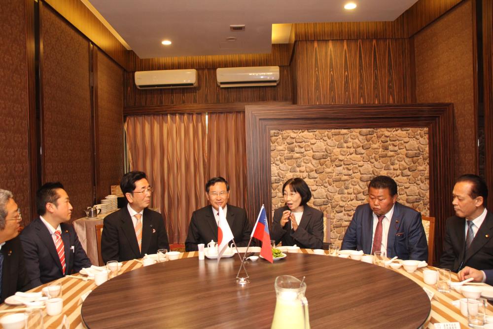 與日本賓客餐敘。〔圖／嘉市府提供2017.10.31〕