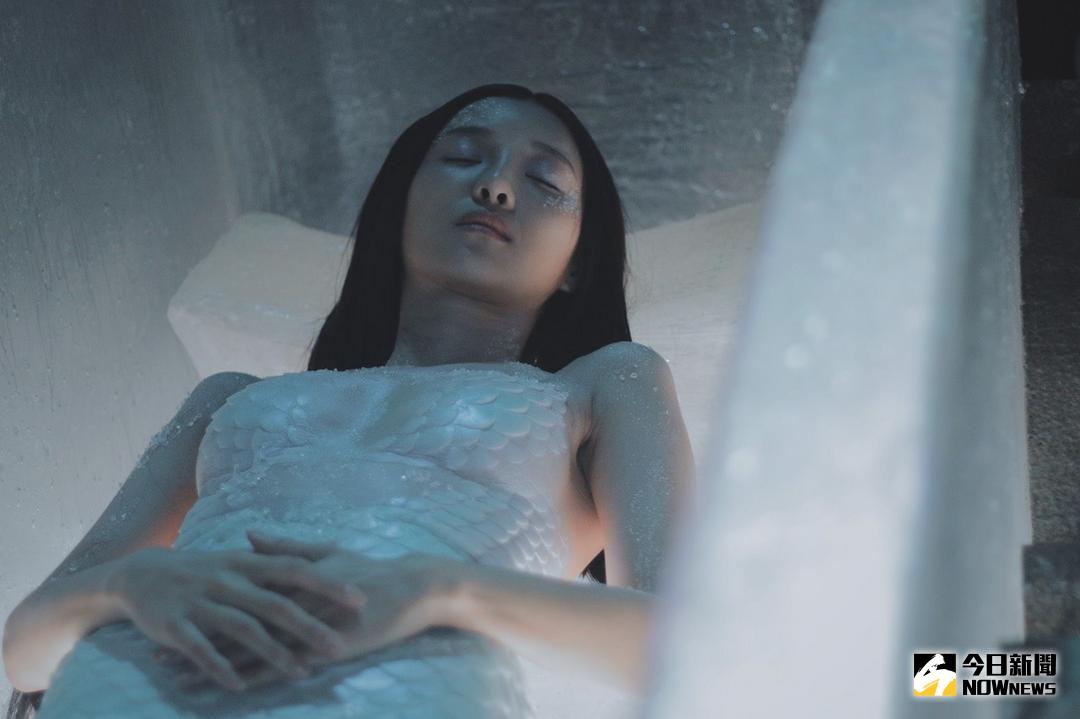 ▲安于晴抱病演出，低溫全裸入水。（圖／海王天璽，2017.10.31）