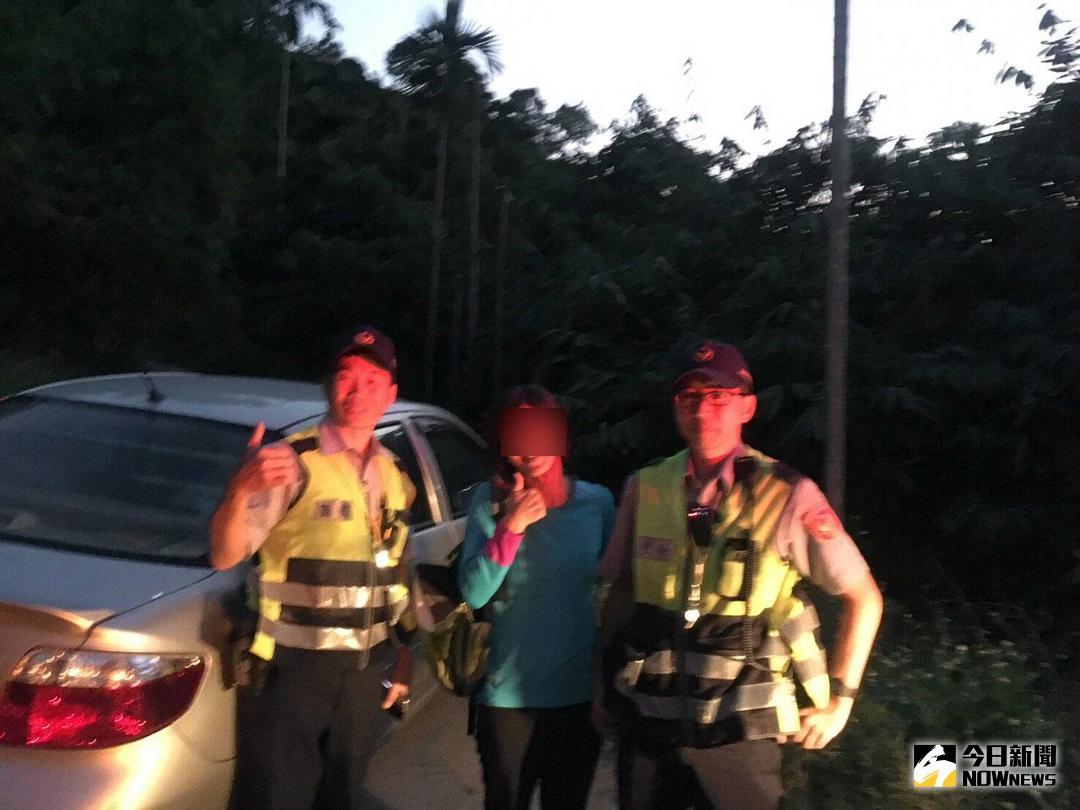 ▲王姓女登山客迷航在台中大坑山區，所幸第五分局東山派出所所長李仁成及警員廖煥文等人及時救援。（圖／記者鄧力軍翻攝）