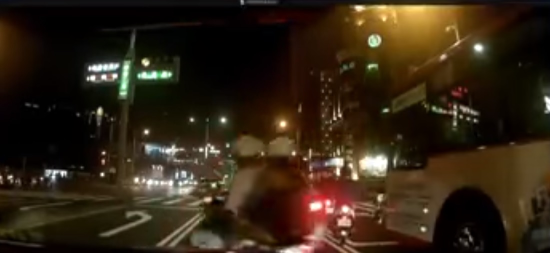 ▲一名機車騎士載著妹在車陣中耍帥亂鑽。（圖／翻攝自爆料公社）