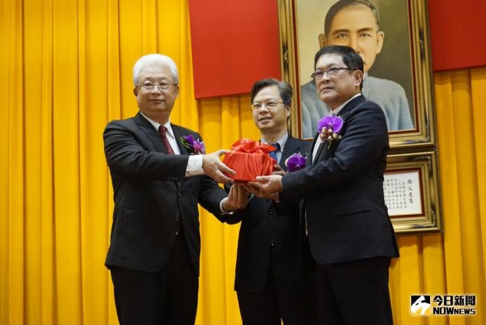 ▲台電公司董事長交接，新董座楊偉甫（圖右）正式走馬上任。（圖／台電提供）