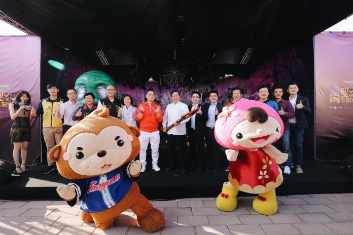▲桃園市長鄭文燦\\(圖中白衣\\)、新加坡駐台辦事處代表黃偉權\\(著紅衣者\\)與Sea公共事務負責人黃大維\\(右六\\)今日出席華泰名品城《英雄聯盟》萬聖小惡摩派對。（圖／公關照片）