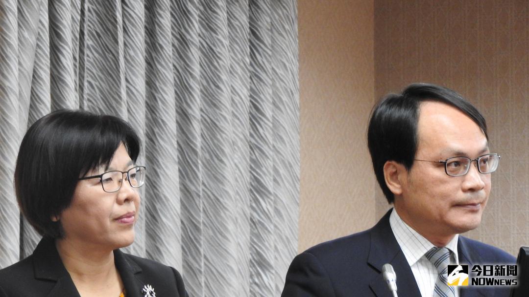 ▲立法院內政委員會審查黨產會預算，圖左起為黨產會發言人施錦芳與主委林峯正。（圖／記者戴祺修攝,2017.10.30）
