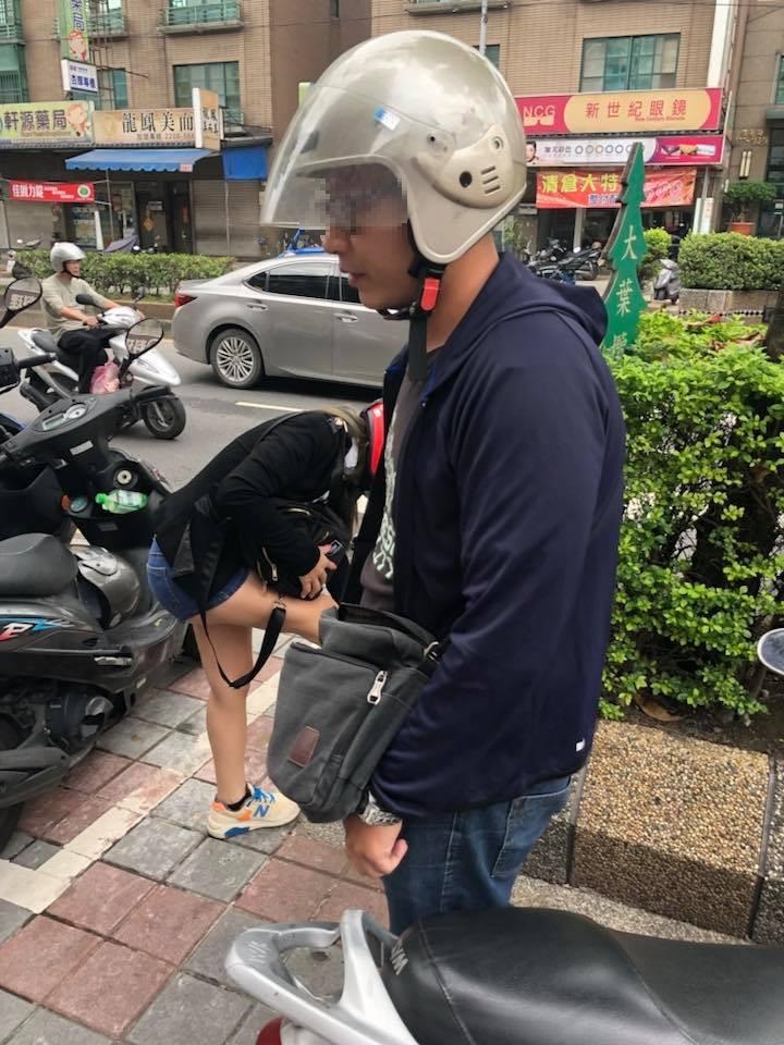 ▲渣男騎車載小四被抓包。（圖／翻攝自爆料公社）
