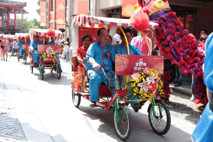 五結鄉慶金鑽婚　老夫妻同坐人力車
