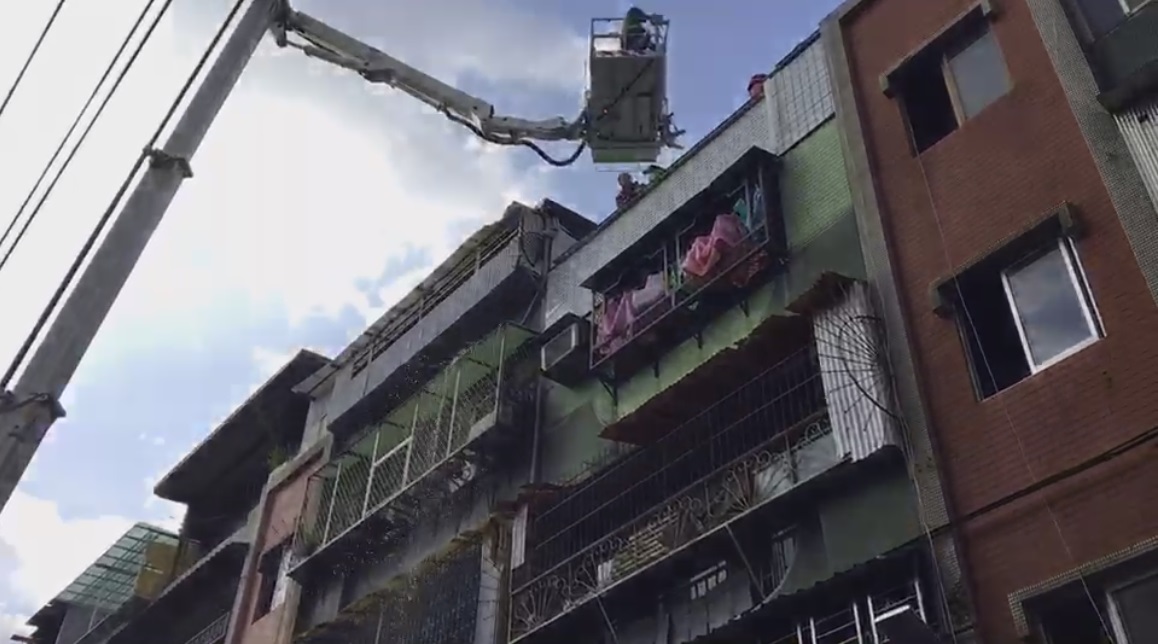 ▲新北市蘆洲區信義路一幢4樓公寓的頂樓加蓋，29日發生火警造成1人燒成焦屍，警消不排除有人為因素介入。（圖／記者孫鑫華翻攝）