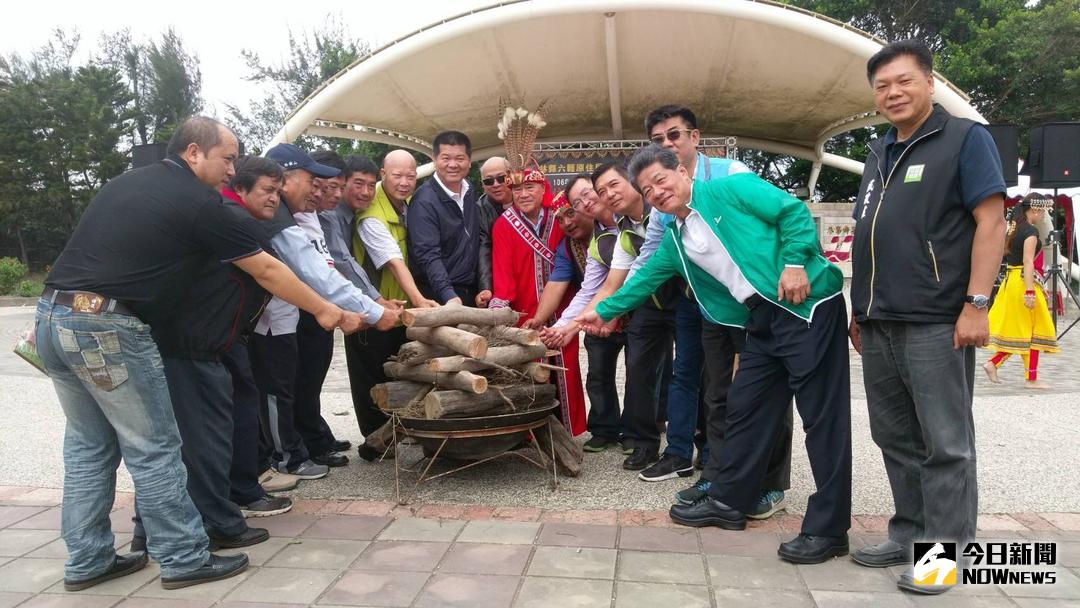 ▲縣府民政處副處長許木山代表李縣長參加豐年祭活動，與原住民鄉親同樂。（圖／記者蘇榮泉翻攝，2017.10.28）