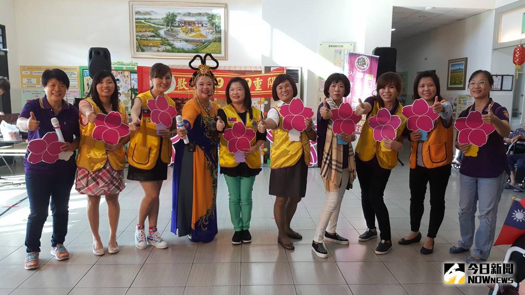 ▲火鳳凰義工隊特從台中巿至雲林做公益，結合北英獅子會愛老人一起來，現場載歌載舞，帶動整園長者寶貝嗨翻天。（圖／記者蘇榮泉攝，2017.10.28）