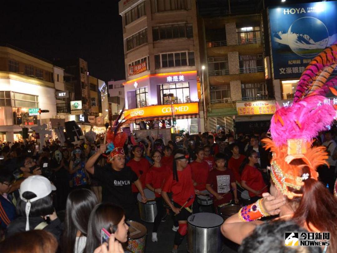 ▲「群魔亂舞」就是要HIGH翻文化路夜市。（圖／記者郭政隆攝，2017.10.28）