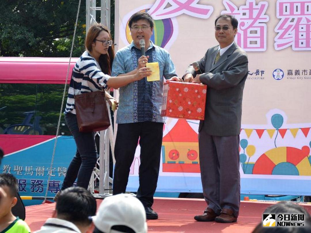 ▲代表市長出席的賴明煌秘書長主持摸彩活動，把氣氛帶到最高潮。（圖／記者郭政隆攝，2017.10.28）