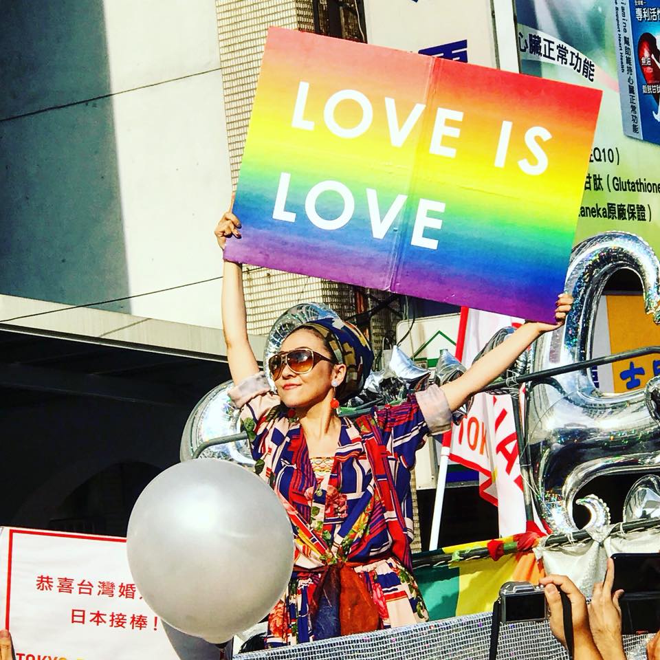 ▲米希亞現身花車，參加同志大遊行。（圖／Eli Li 攝影 , 2017.10.28）