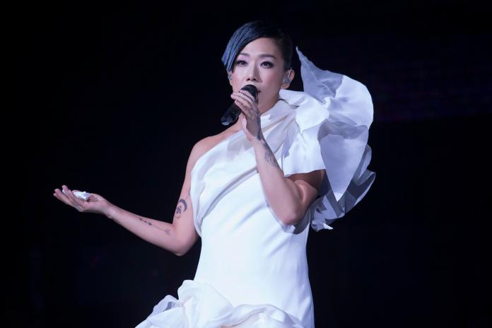 林憶蓮香港安可場哽咽謝男友　變身ROCKER自彈自唱
