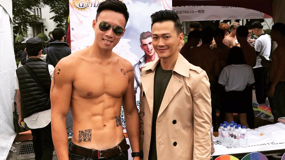 ▲林俊逸（右）暖心相挺同志大遊行。（圖／翻攝自臉書 , 2017.10.28）