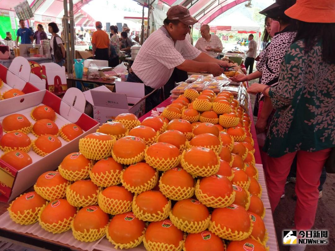▲杮子鮮美、產地價惠，民眾趁杮子節活動搶鮮選購。（圖／邱嘉琪攝 , 2017.10.28）