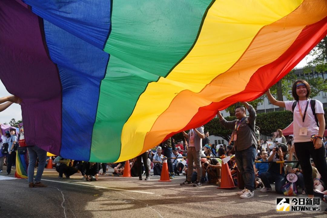 ▲遊行現場拉起大型彩虹旗力挺婚姻平權。（圖／記者陳明安攝 , 2017.10.28）