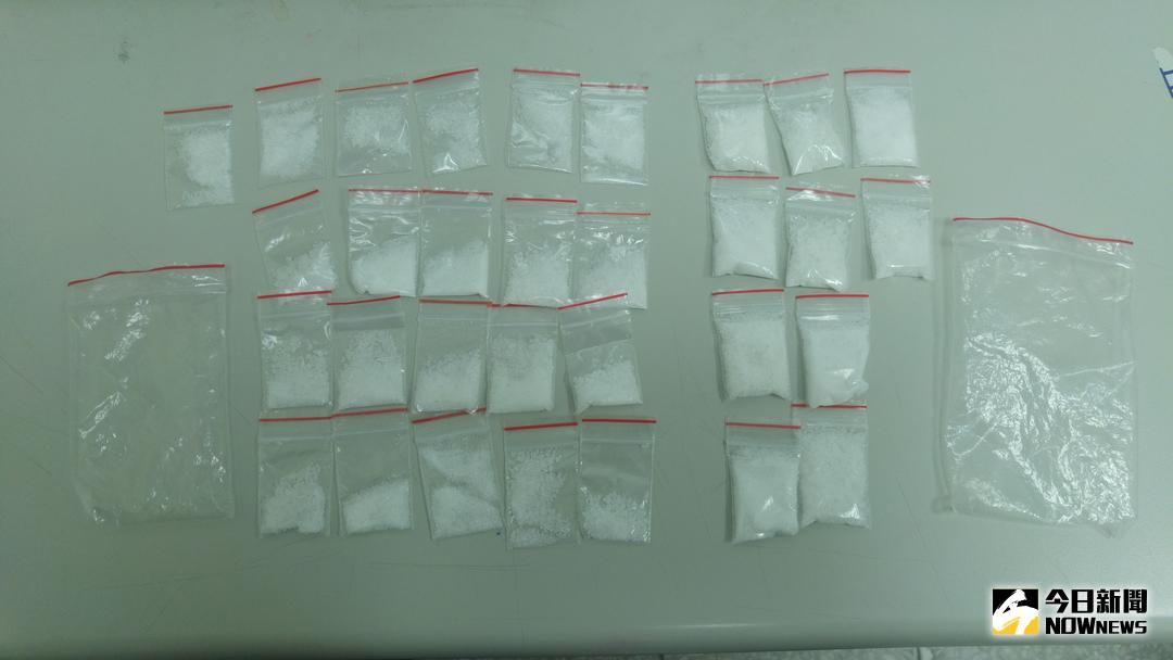 ▲台中保大警方盤查違停車輛時查獲大批安毒。（圖／記者鄧力軍翻攝 , 2017.10.28）