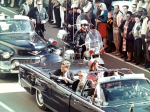 ▲1963年11月22日，甘迺迪被暗殺的前幾分鐘，與妻子賈桂琳．甘迺迪坐在總統車後座，在達拉斯街上遊行。（圖／自維基共享資源，版權屬公眾領域）