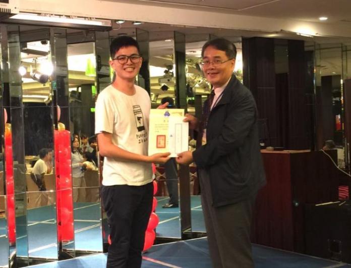 學生黃大哲（左）獲表揚。〔圖／嘉大提供2017.10.27〕