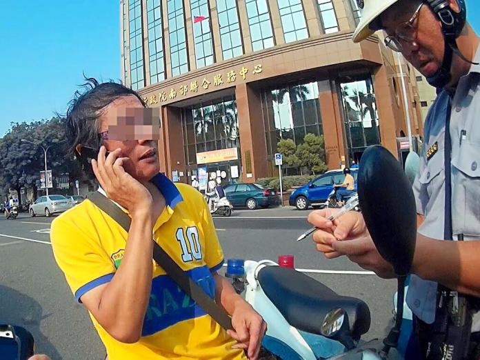 ▲員警上前盤查王姓騎士稱自己趕著要去法院報到。（圖／高市警局提供 , 2017.10.27）